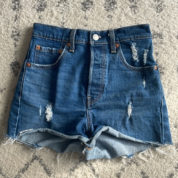 Levi shorts - Picture 2 of 2